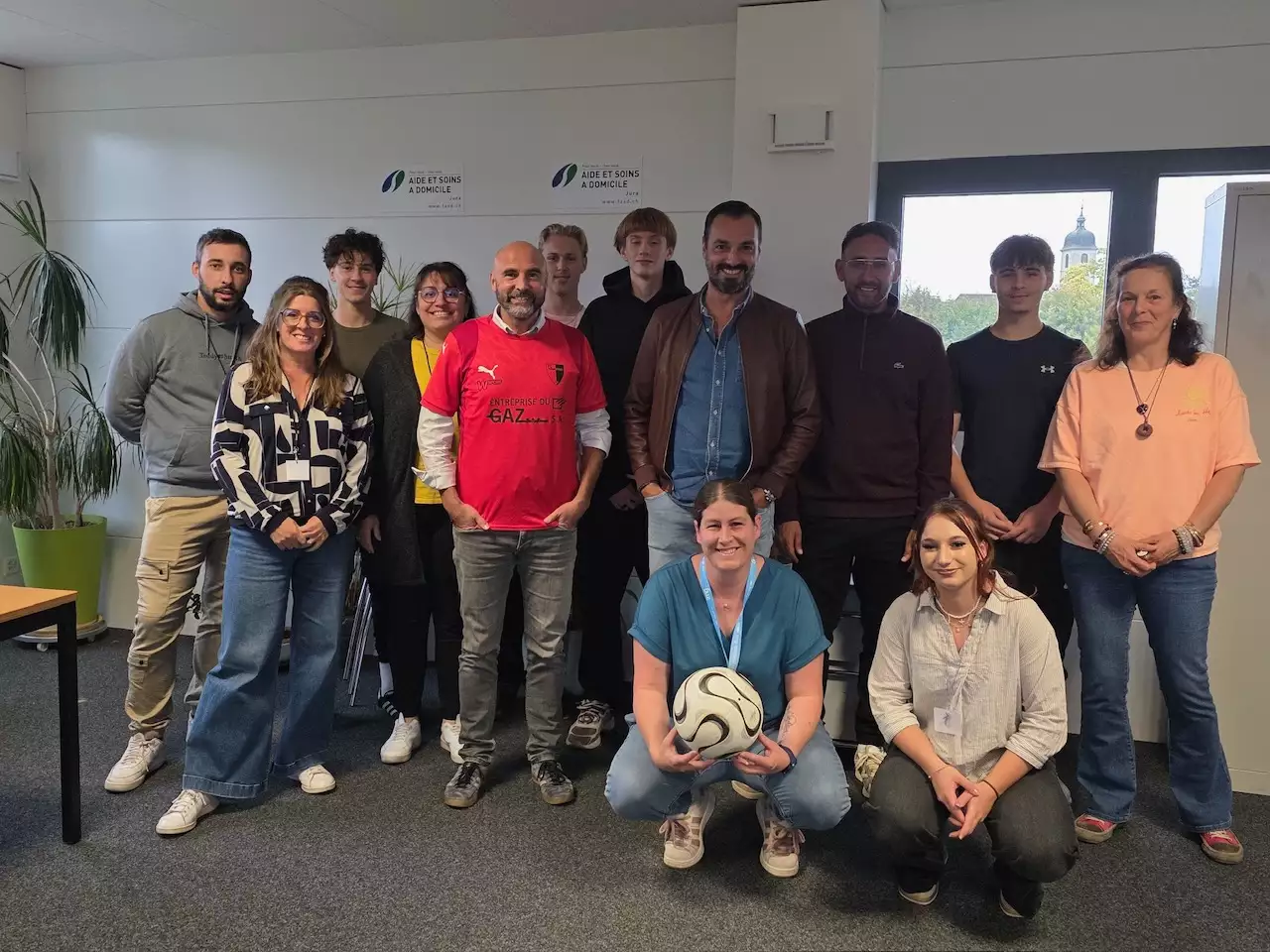 Les juniors B du FC Porrentruy et l'équipe de la FASD au bâtiment azimut, Porrentruy